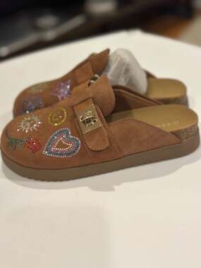 Madden Girl Kids MCelesta Cognac Suede Rhinestone Graphic Clogs